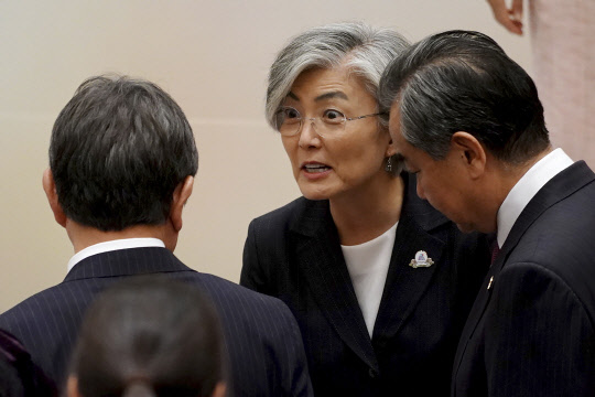 모테기 日외무상과 이야기 나누는 강경화 장관        (나고야 AP=연합뉴스) 강경화(가운데) 외교장관이 23일 일본 나고야에서 열린 주요 20개국(G20) 외교장관회의에 참석, 단체 기념사진을 찍기 직전 모테기 도시미쓰(왼쪽) 일본 외무상과 이야기를 나누고 있다.      leekm@yna.co.kr  (끝)